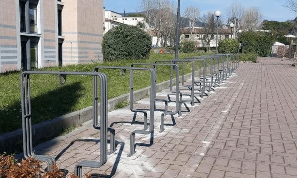 Installate nuove rastrelliere per biciclette al Centro Didattico Morgagni.